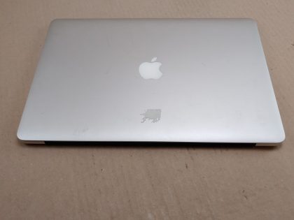 Macbook powers up from an external loading storage drive. The internal storage SSD drive is missing. Battery will not hold a charge and will need to be replaced. When unplugged from the charger the system will power off. No charger and the bottom screws are missing. Operating system password: 123456   Whats missing: No Charger