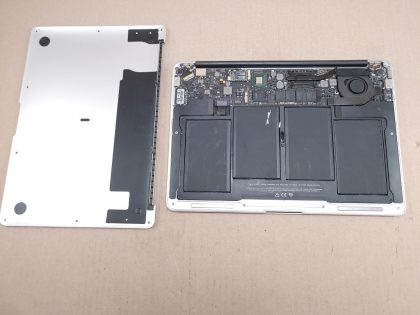 No bottom screwsItem Specifics: MPN : Apple Macbook Air 13 i7UPC : NABrand : AppleProduct Family : Macbook AirRelease Year : 2011Screen Size : 13 inProcessor Type : Intel Core i7Processor Speed : 1.80 GhzMemory : 4 GBStorage : 256 GBOperating System : High Sierra (10.13)Storage Type : SSD (Solid State Drive)Type : Laptop - 2