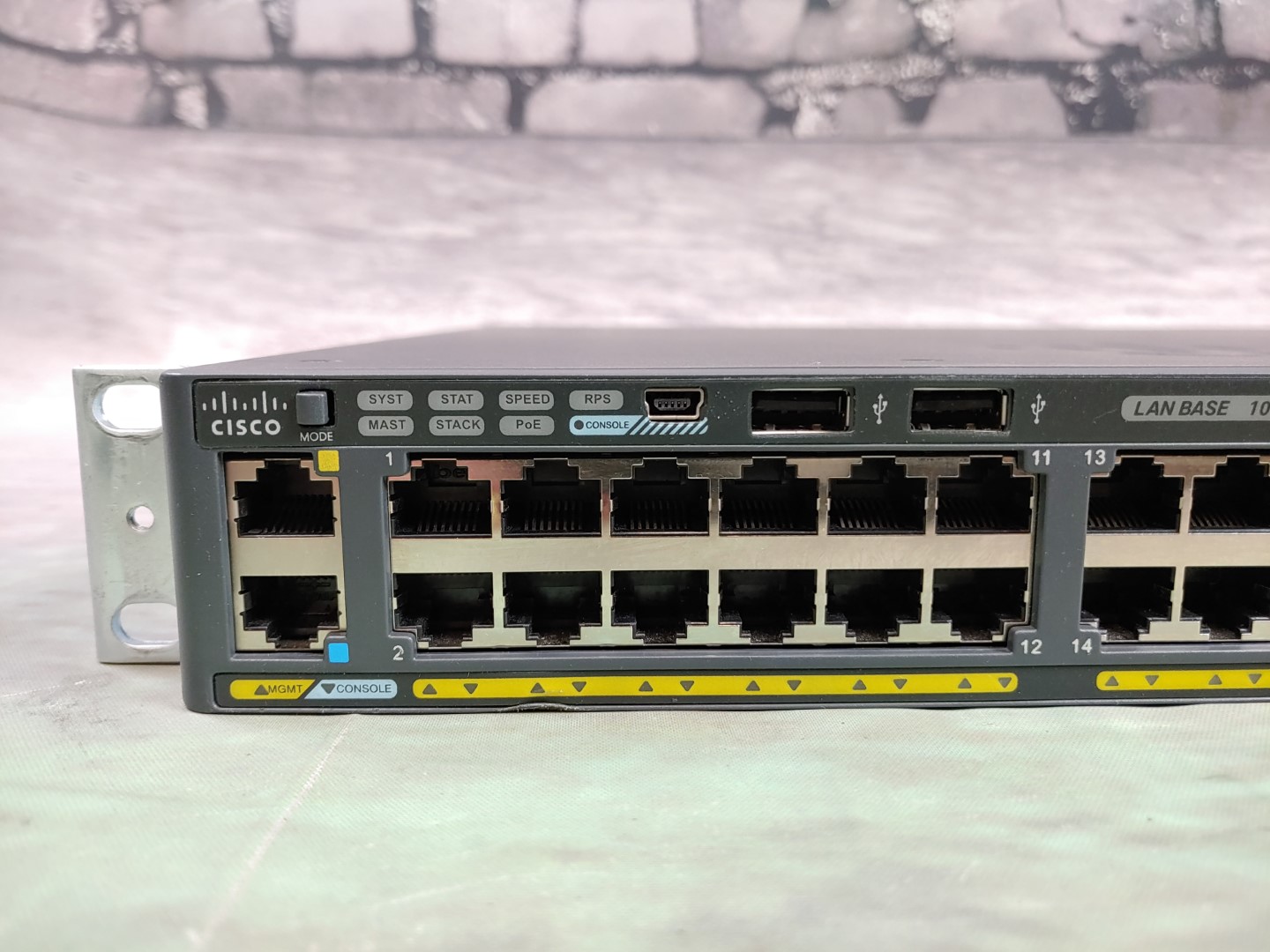 Lights flash for a bit and unit shuts off. Minor scratches/scuffs. **NO POWER CORD INCLUDED**Item Specifics: MPN : WS-C2960X-48FPD-LUPC : N/AType : Ethernet SwitchForm Factor : Rack-MountableBrand : CiscoModel : WS-C2960X-48FPD-LNetwork Connectivity : Wired-Ethernet (RJ-45)Number of LAN Ports : 48Ethernet Technology : Gigabit Ethernet (1000-Mbit/s) - 1