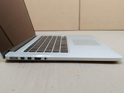 System powers and bongs but the screen does not output. No attempt to repair the system. No power adapter only what is shown in the images is included.Item Specifics: MPN : Apple Macbook Pro 15" 2012UPC : NABrand : AppleProduct Family : Macbook ProRelease Year : 2012Screen Size : 15 inProcessor Type : Intel Core i7Processor Speed : 2.60 GhzMemory : unknownStorage : unknownOperating System : noneStorage Type : SSD (Solid State Drive)Type : Laptop - 3