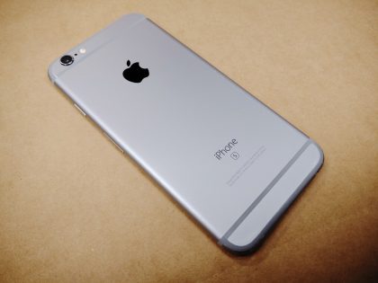 NFCOperating System : iOS 15.8.2Storage Capacity : 128GBColor : SilverStyle : BarBattery Health : 93 %Camera Resolution : 12.0 MPScreen Size : 4.7" - 2