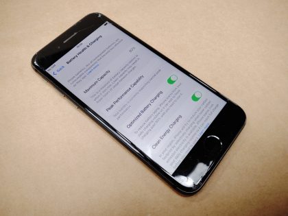 Wi-FiOperating System : iOS 16.7.7Storage Capacity : 64GBColor : Space GrayStyle : BarBattery Health : 80 %Camera Resolution : 12.0 MPScreen Size : 4.7" - 4