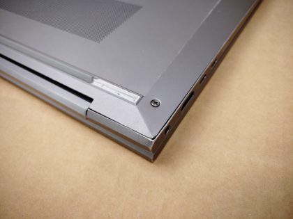 **2 KEYS WONT STAY ATTACHED
