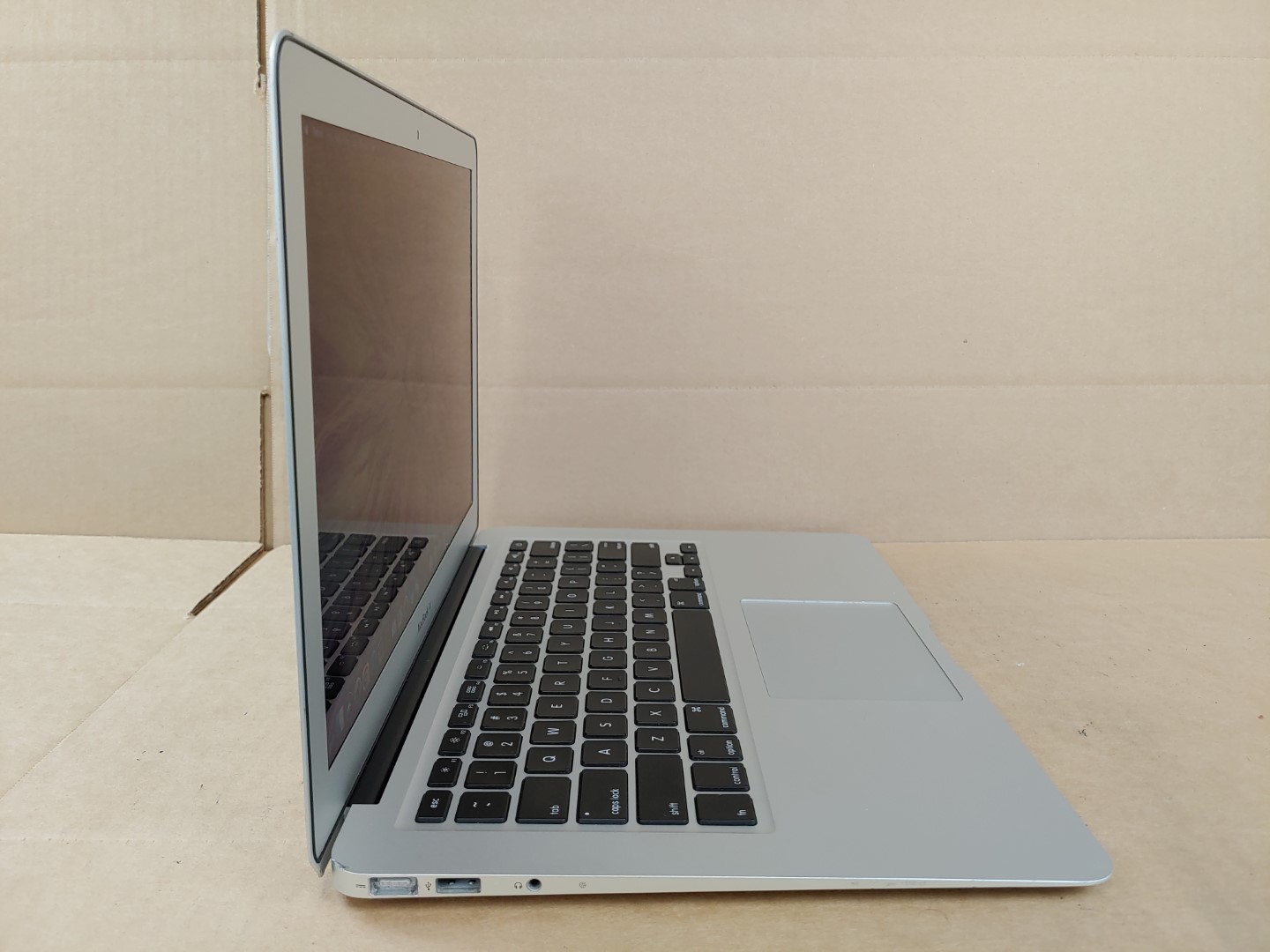 Apple 13" MacBook Air / A1369 {2011} Intel i7 1.8GHz 4GB 256GB FLASH - MD226LL/A - Image 4