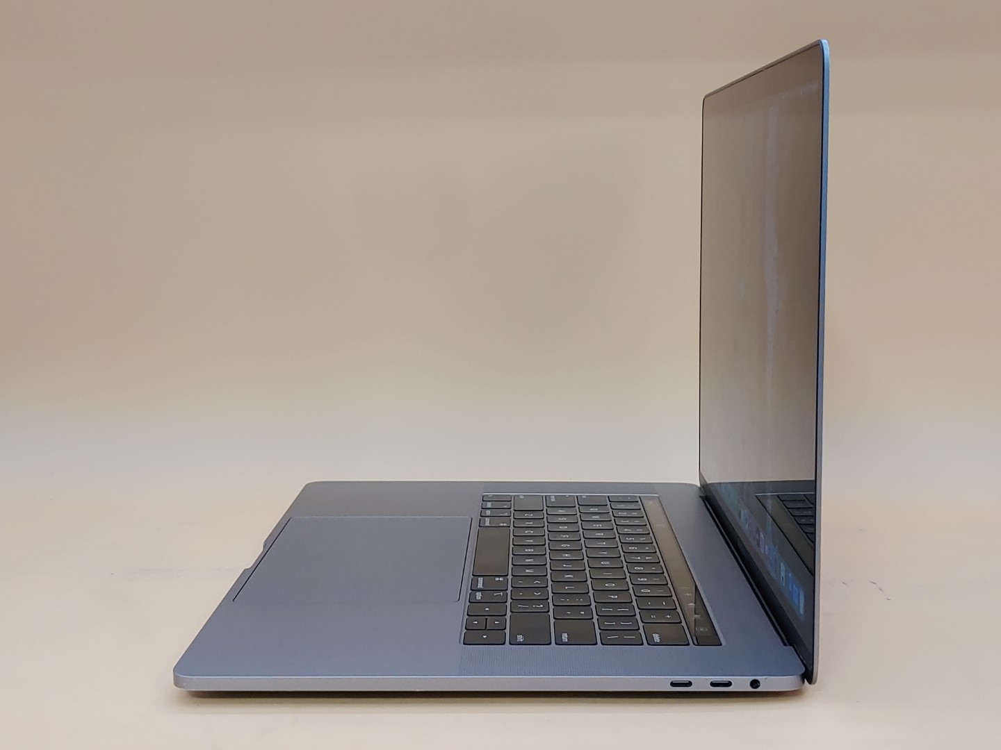 Apple MacBook Pro 15" 2019 Touchbar i7 2.60GHz✔16GB✔256GB✔Sequoia✔*NO A/C**READ* - Image 3