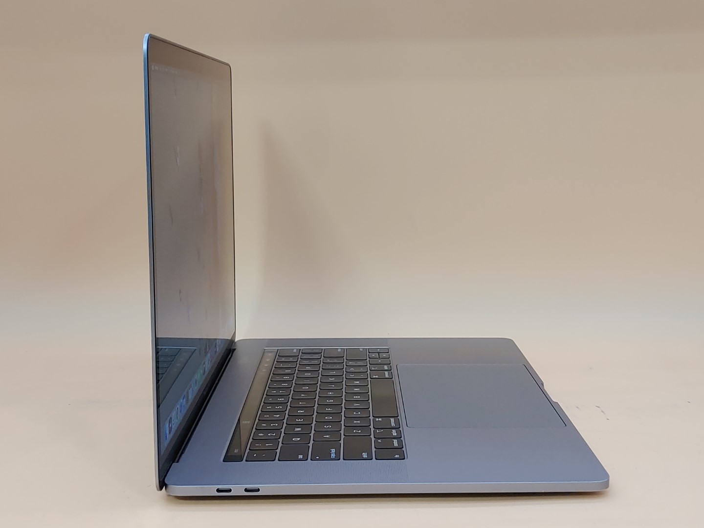 Apple MacBook Pro 15" 2019 Touchbar i7 2.60GHz✔16GB✔256GB✔Sequoia✔*NO A/C**READ* - Image 2