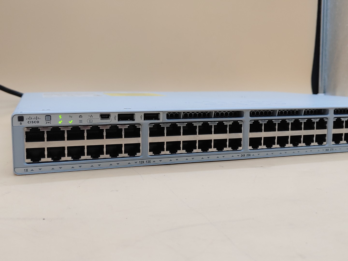 Cisco Catalyst 9200 48-Port PoE+ Network Switch w/ x1 PSU (C9200-48P-E V01) - Image 2