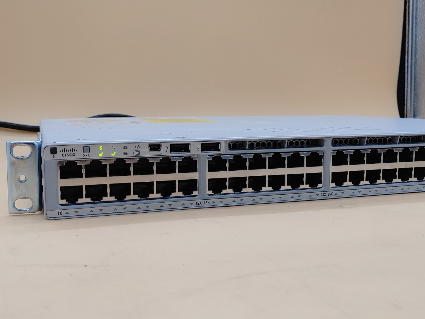 Cisco Catalyst 9200 48-Port PoE+ Network Switch -- C9200-48P-E V01 - Image 2