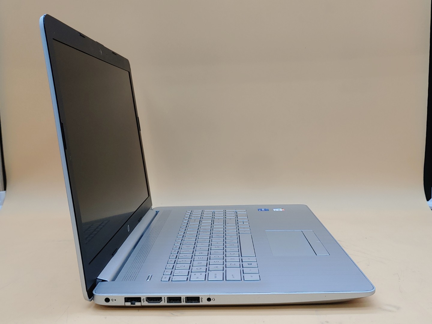 HP 17-by4062cl i5-1135G7 8GB *NO SSD/AC* *BROKEN HINGE/ NO POWER /LIQUID SPILL* - Image 2