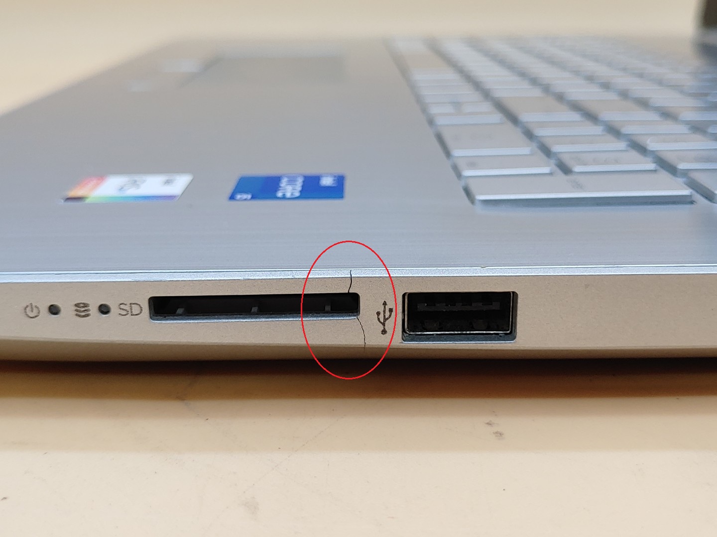 HP 17-by4062cl i5-1135G7 8GB *NO SSD/AC* *BROKEN HINGE/ NO POWER /LIQUID SPILL* - Image 11