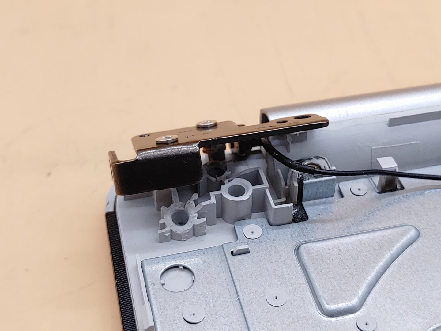 HP 17-by4062cl i5-1135G7 8GB *NO SSD/AC* *BROKEN HINGE/ NO POWER /LIQUID SPILL* - Image 8
