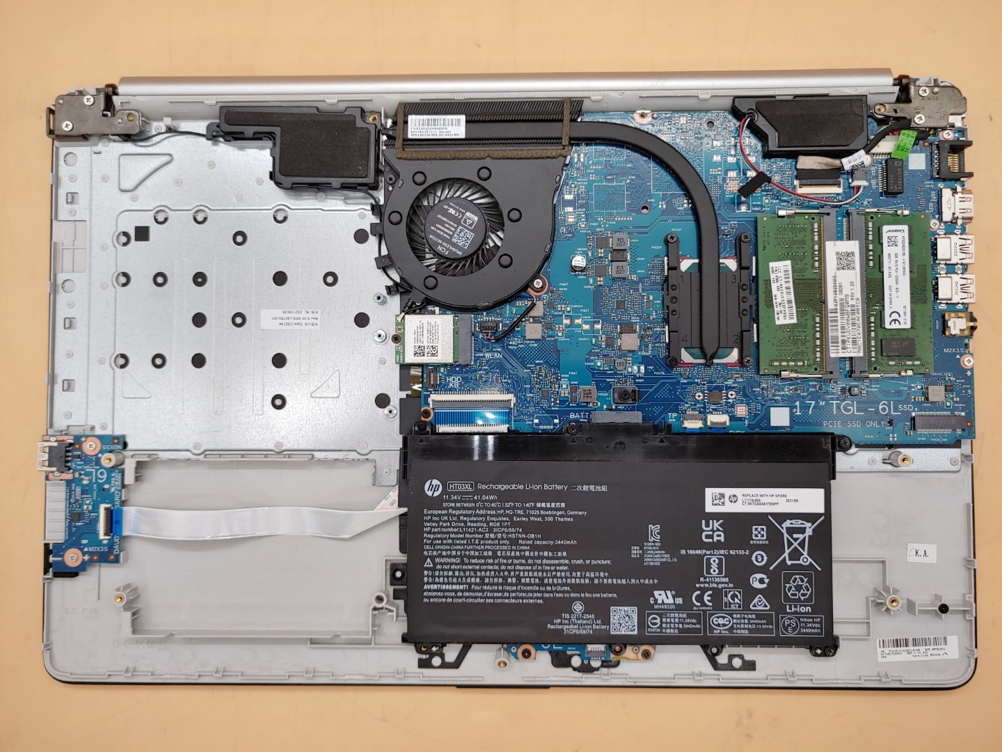 HP 17-by4062cl i5-1135G7 8GB *NO SSD/AC* *BROKEN HINGE/ NO POWER /LIQUID SPILL* - Image 7