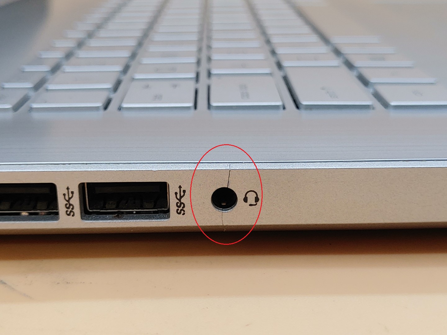 HP 17-by4062cl i5-1135G7 8GB *NO SSD/AC* *BROKEN HINGE/ NO POWER /LIQUID SPILL* - Image 9